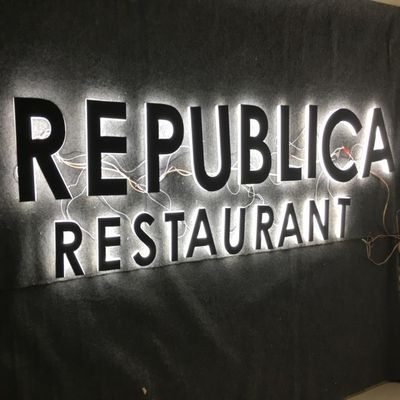 หน้าร้านธุรกิจ ป้ายตัวอักษรอะครีลิค LED 30cm