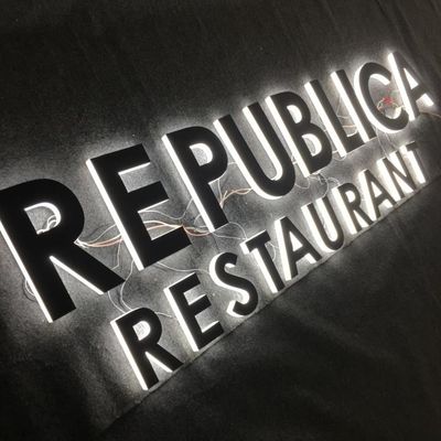 หน้าร้านธุรกิจ ป้ายตัวอักษรอะครีลิค LED 30cm