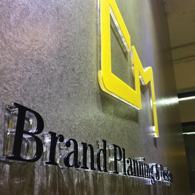 ป้ายตัวอักษรอะคริลิคคริสตัล 3 มิติขนาด 15 มม. โลโก้พิมพ์ UV ปลอดสารพิษ