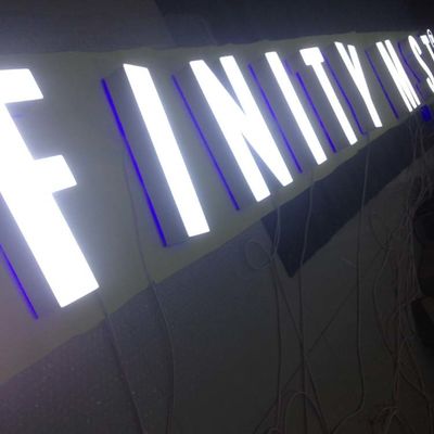 ป้ายหน้าร้านอะคริลิคติดผนัง 3-5 มม. ด้านหน้าไฟช่องตัวอักษรสำหรับร้านค้า