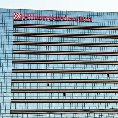 ป้ายอาคารอะคริลิกขนาด 3-5 มม. พิมพ์ UV ประดิษฐ์ตัวอักษรสแตนเลส