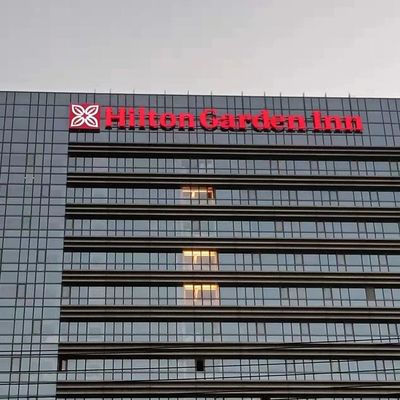 ป้ายอาคารอะคริลิกขนาด 3-5 มม. พิมพ์ UV ประดิษฐ์ตัวอักษรสแตนเลส