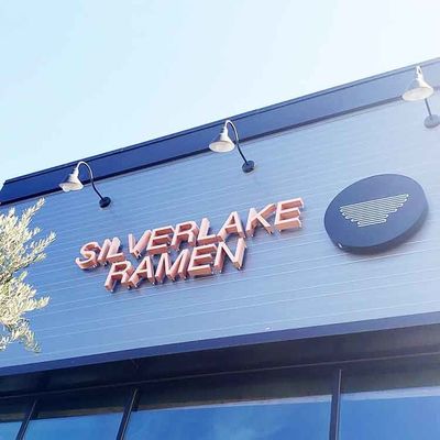 โลโก้ร้านออกแบบ OEM โลโก้ป้ายทองแดงตัดเรียบ 10 ซม. ถึง 100 ซม. สูง