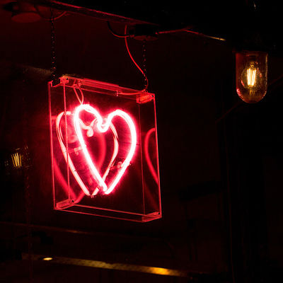 ป้ายนีออนอะคริลิคที่มีความโปร่งใสสูง 50000 ชั่วโมง