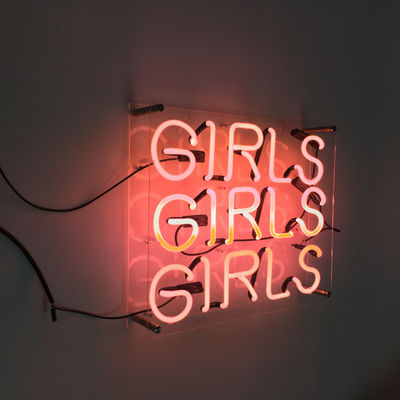 ตัวอักษรแสงนีออนส่วนบุคคลสีชมพู Girls Girls Girls 7.5kv Home Decor