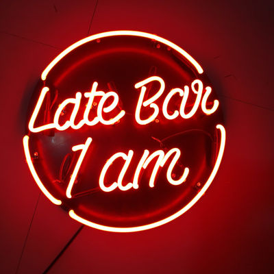 ป้ายโฆษณากล่องไฟป้ายนีออนแบบกำหนดเองพร้อม Backboard Wall Mount